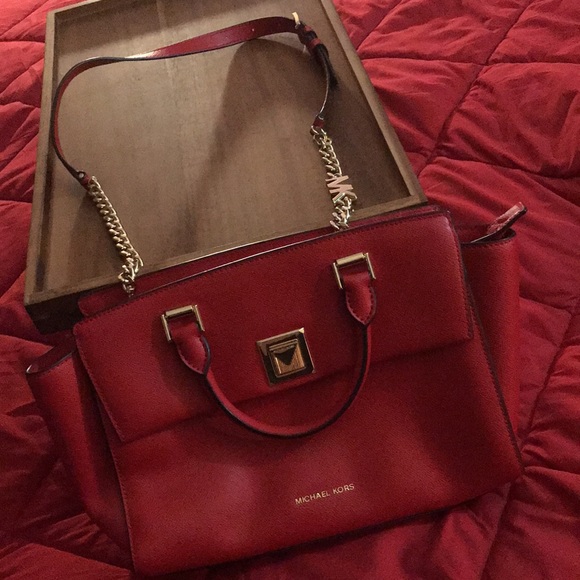 SOLD‼️AUTHENTIC MICHAEL KORS HANDBAG (USED ONCE) GORGEOUS RED COLOR SEEALL LPICS - Picture 3 of 13